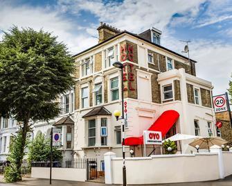OYO London Guest House - London - Building