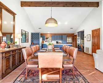 Beautiful Lakeside Rental with Hot-Tub in Igram, Texas, Perfect for Family Glamping Trips - Ingram - Dining room