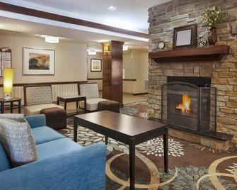 Equipped Suite near the University of Missouri | Fitness Center + Free Daily Breakfast - Columbia - Lounge