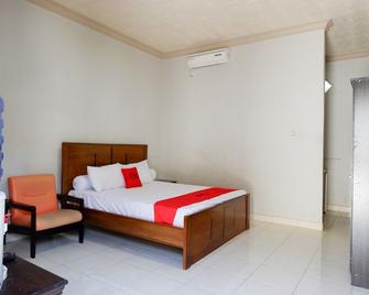 RedDoorz Near Mutiara Sis Al Jufrie Airport Palu - Palu - Bedroom