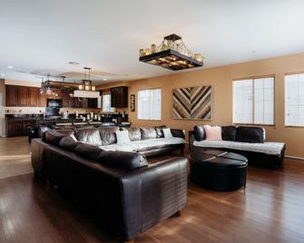 Big Groups, 6-7 Bedrooms With 65' Tvs + Pool - Fontana - Living room