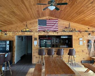 Brimley Lodge / Sleeps 36 / Snowmobile & Orv Trail - Brimley - Bar