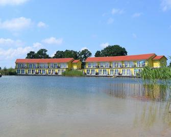 Ferienappartement am See im Hotelresort Neuer Hennings Hof - Perleberg - Building