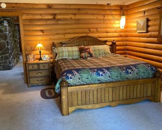 Hummingbird Hill Resort: Hot Tub, Views, - Naches - Bedroom