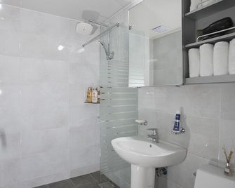 Jeju Aria Pension - Seogwipo - Bathroom