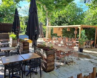 Logis Hotel Restaurant Les Platanes - Aramon