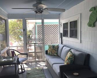 Ocean Block Cozy Beach Cottage -Steps from the beach - Dewey Beach - Living room