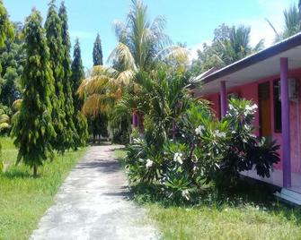 Fx 72 Beach Resort - Maumere - Edificio