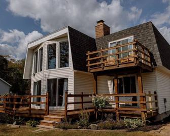 Lakeside Escape W/Hot Tub & King Bed Comfort - Alpena - Building