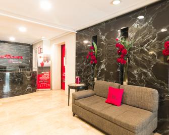RedDoorz Premium near Greenbelt Makati - Manila - Front desk