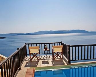\'Stone Castle Villa\' panoramic sea view, in sandy beach, near Athens - Maratón - Balcón