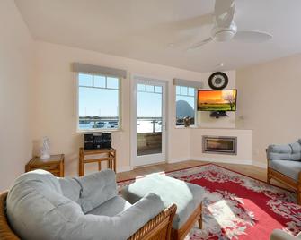 La Roche 2 Bayfront Condo - Fabulous location on Embarcadero! Dogs welcome! - Morro Bay - Wohnzimmer