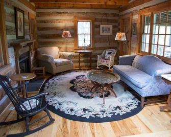 River Bluff Farm Bed & Breakfast - Quicksburg - Living room