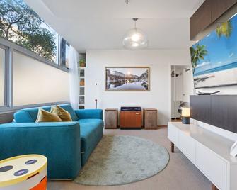Chic 1-Bed Apartment in the Heart of Newtown - Sydney - Living room