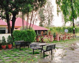The Palms Resort, Raiwala, Rishikesh - Rishikesh - Patio