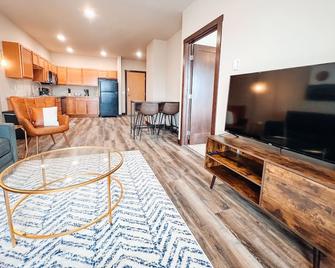 One bedroom guest suite at Generations on 1st - Watertown - Wohnzimmer