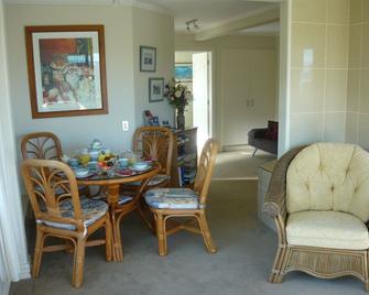 Swallows Nest Accommodation - Paihia - Dining room