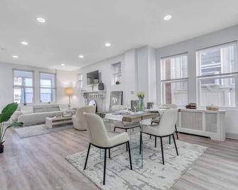 Spacious 4-bedroom house with WiFi, AC in phenomenal Philadelphia - Philadelphia - Dining room
