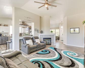 8 Mi to Dtwn Reno: Sparks Escape w/ Fenced Yard - Sparks - Living room