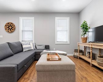 Madison - newly remodeled, centrally located. - Helena - Living room