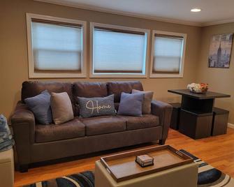 Walking Distance to Nautical Mile - Freeport - Wohnzimmer