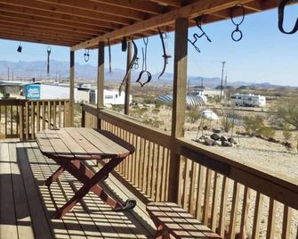 Lornas Ghost Town Cabin: Make The Most Of Your Vacation Time. Convenient Cabin In The Ghost Town - Terlingua - Balcony