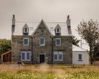 House of Juniper - Luxury Accessible Apartment - Broadford - Building