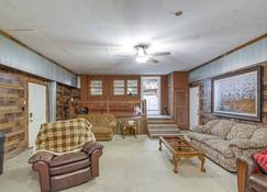 Expansive Wheatley Home about 65 Mi to Memphis! - Brinkley - Soggiorno