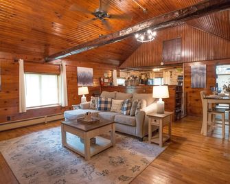 Blue Moon Log Cabin - Nashville - Salon