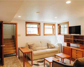 Downtown Suite | 10-Mins Walk to Beach - Penticton - Living room