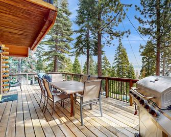 Cozy and rustic cabin with lake view, deck, grill, WiFi, & fireplace - Tahoma - Balcony