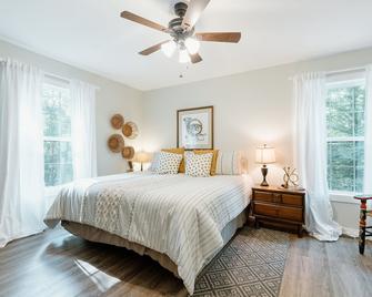 Living Water Retreats #3 - New Cozy Farmhouse Retreat 2 Mi. To Tiec - Mill Spring - Habitación