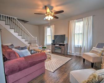 Home Near I-65, Albanese Candy, Avalon Mnr, Rte 30 - Hobart - Living room