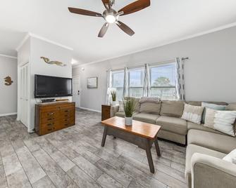 Cozycoastalretreat - Steps2beach - Roomyescape - Gulf Shores - Living room