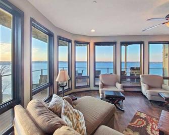 Sun Rays and Lake Days in the Brooklyn at Bridges Bay Resort - Spirit Lake - Living room