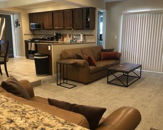 Cozy Clarkston Ranch with Room for 10, 5 bedrooms/beds - Clarkston - Living room