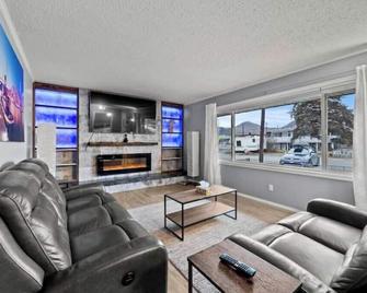Serene Villa With Pool & Hottub - Kamloops - Living room