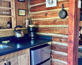 Cozy, quiet and comfortable real log cabin close to all the up north fun! - Beulah - Cocina