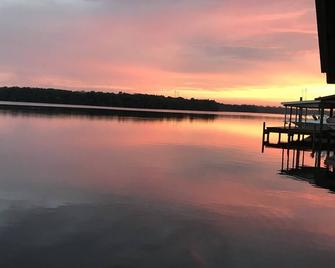 Cute and Cozy, on the St. John's River. Bring your boat. - Crescent City - Vista del exterior