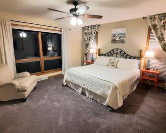 Wonderful home on beautiful Rock Lake! - Lake Mills - Bedroom