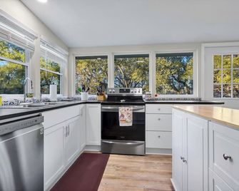 Spacious Deck and Fire Pit with Creek Access - Charming Retreat - Wimberley - Cocina