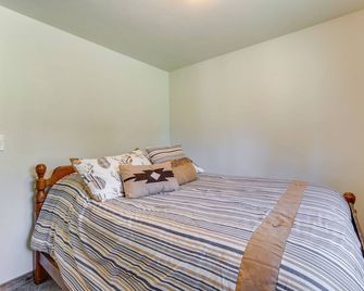 Donnelly Cabin w/ Fire Pit: 5 Mi to Boat & Ski! - Donnelly - Bedroom