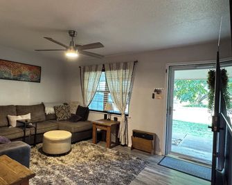 Texas Sage House - 4-bedroom house in beautiful Brady, TX - Brady - Obývací pokoj