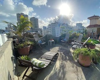 Fresh Tropical Colonial Style Walk-Up- Rooftop Terrace- Beach View - Σαν Χουάν - Μπαλκόνι