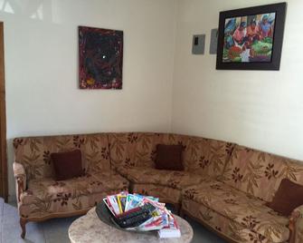Tropical Bed & Breakfast - Pétionville - Living room