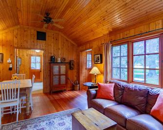 Lake Creek Lodge - Camp Sherman - Living room