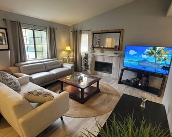 Bikini & Martini on Palm Meadows Drive - Indio - Living room