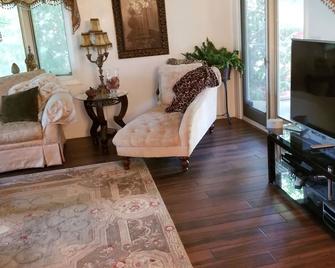 Private Bedroom And Full Bathroom In The Heart Of Bakersfield - Bakersfield - Living room