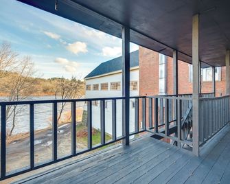 Cozy Water-View Apt in the Heart of Downtown! - Hallowell - Balcón