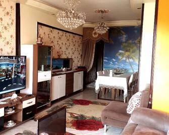 Private Room In Apartment with Sea & Hilton View - Alexandria - Obývací pokoj